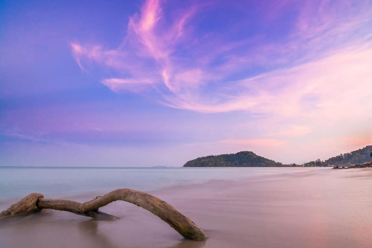 Koh Sirey Beachfront Pool Villa Пхукет Экстерьер фото