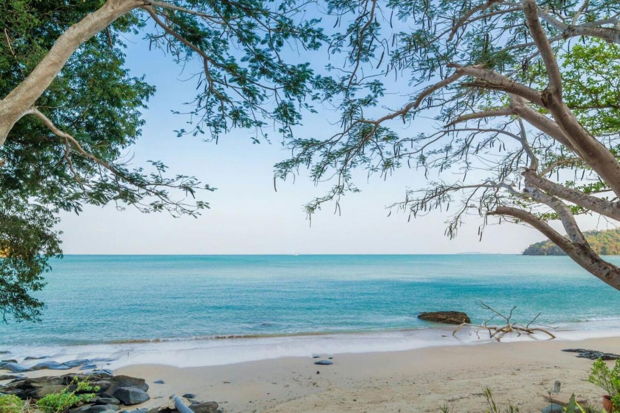 Koh Sirey Beachfront Pool Villa Пхукет Экстерьер фото