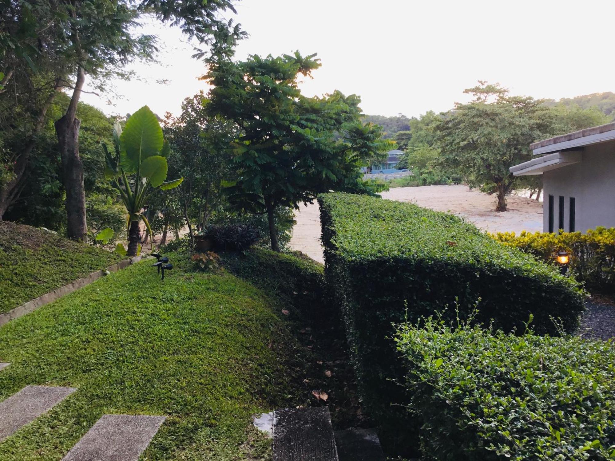 Koh Sirey Beachfront Pool Villa Пхукет Экстерьер фото